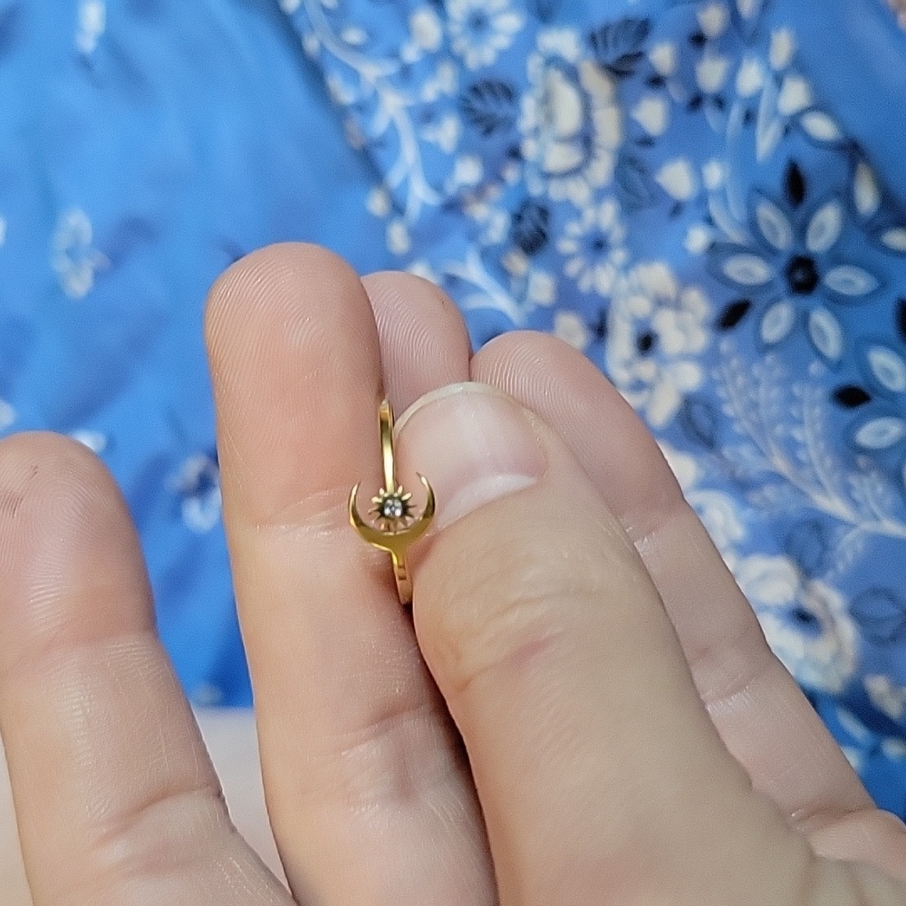 🤎 Goldtone Dainty Moon & Star Ring - Picture 5 of 6